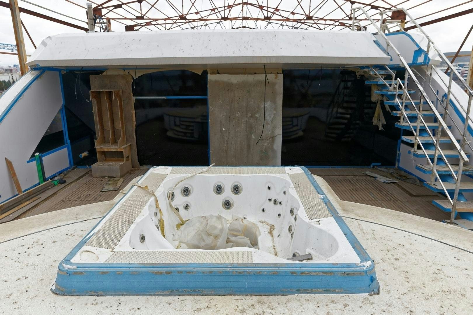 a dog in a kennel aboard NO NAME Yacht for Sale