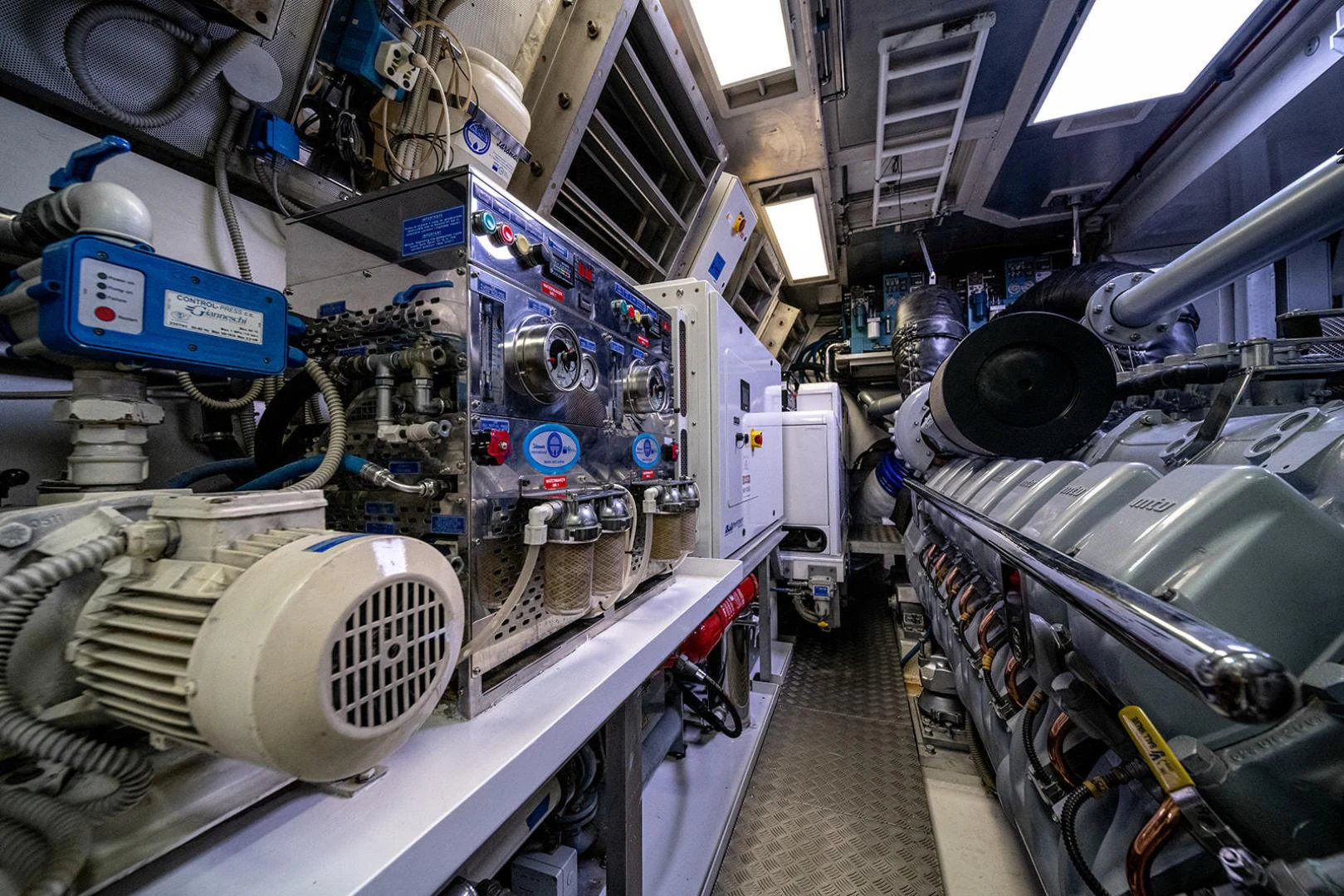 a room with a large machine aboard KABIR 130S STABILIZED WITHOUT TAKING AWAY FROM PERFORMANCE (COPY) Yacht for Sale
