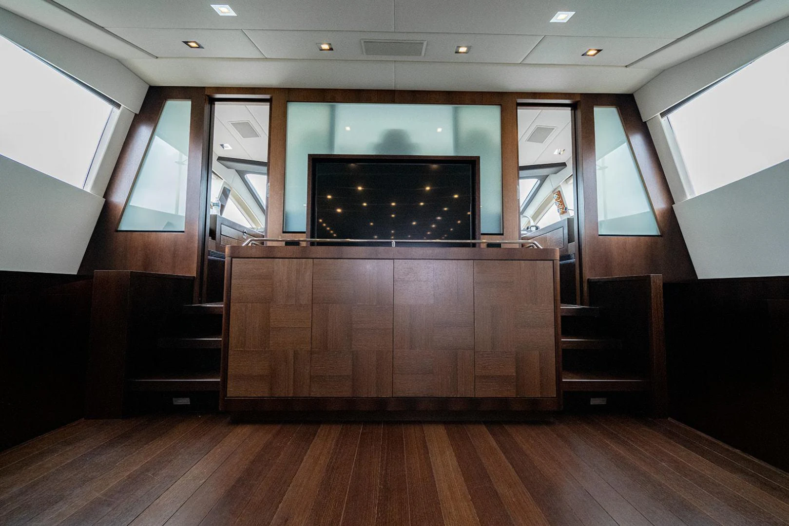 a room with a tv and a wood floor aboard KABIR 130S STABILIZED WITHOUT TAKING AWAY FROM PERFORMANCE (COPY) Yacht for Sale