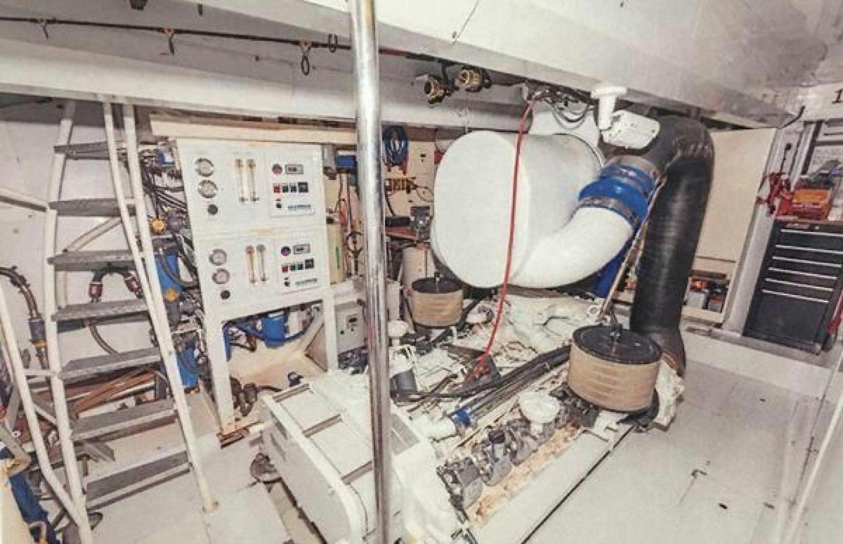 a room with a large white machine aboard ARTHUR'S WAY Yacht for Sale