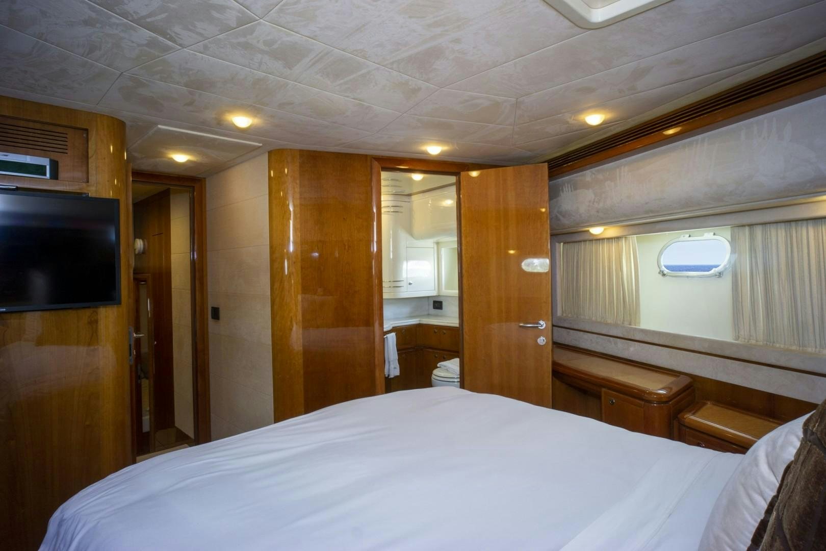 a hotel room with a bed aboard NO NAME Yacht for Sale