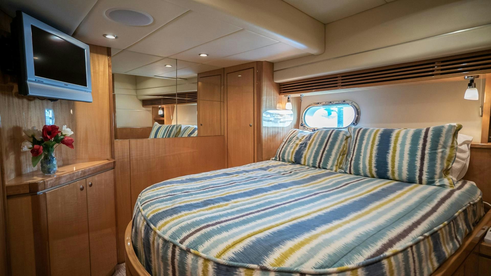 a bed in a cabin aboard FULL HOUSE Yacht for Sale