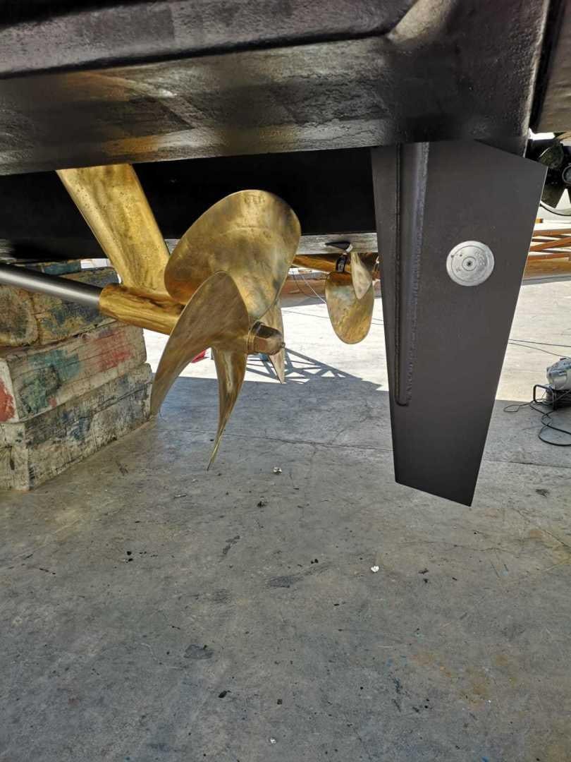 a group of birds under a car aboard HEMERA CUARTA Yacht for Sale