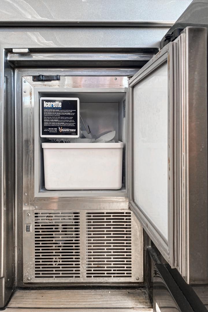 a machine with a screen aboard NO NAME Yacht for Sale