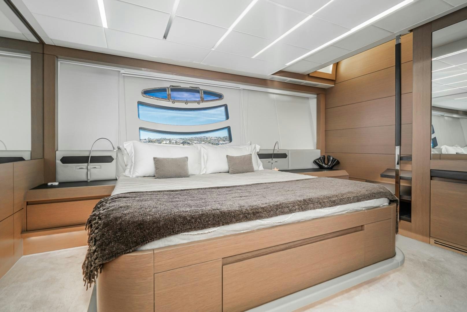 a bed with a large bed aboard NO NAME Yacht for Sale