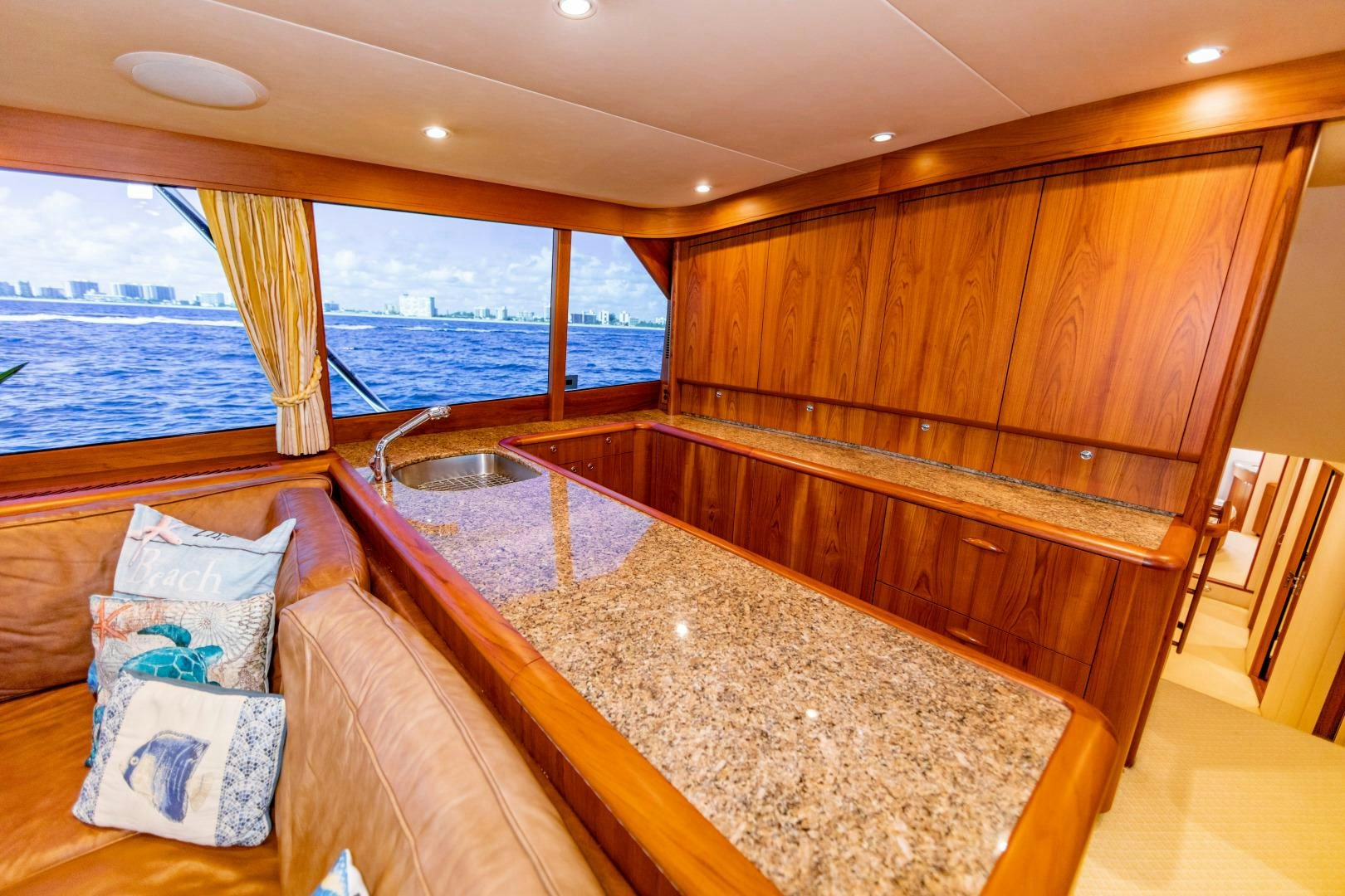 a large bathroom with a large tub aboard WATASHEE Yacht for Sale
