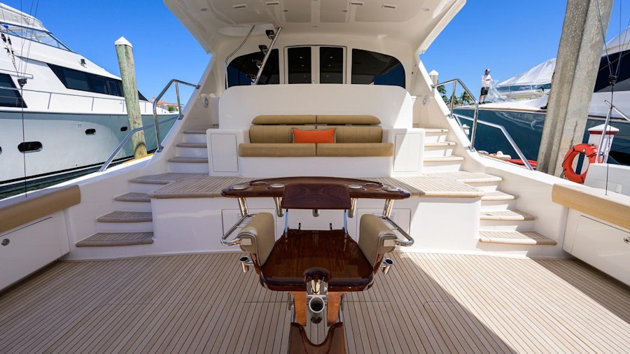 COMPLETELY KNOTS Yacht COMPLETELY KNOTS Yacht