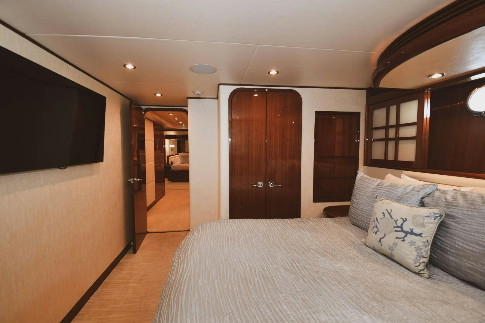 a hotel room with a bed aboard WARHORSE Yacht for Sale