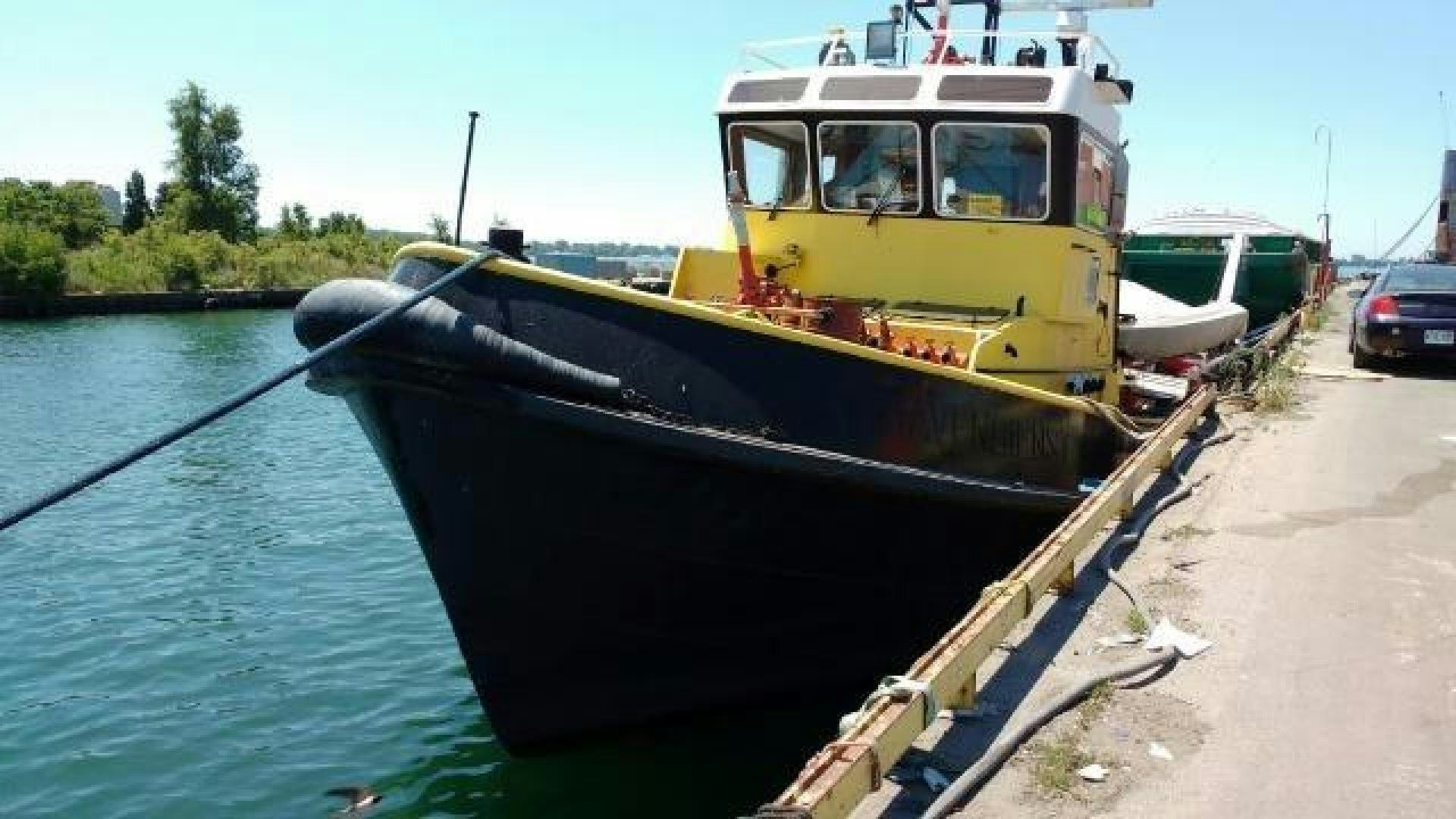 a boat on the water aboard ITINERANTE I Yacht for Sale