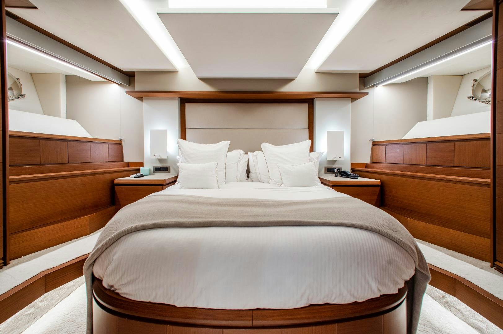 a room with a bed and a desk aboard ARREEE! Yacht for Sale