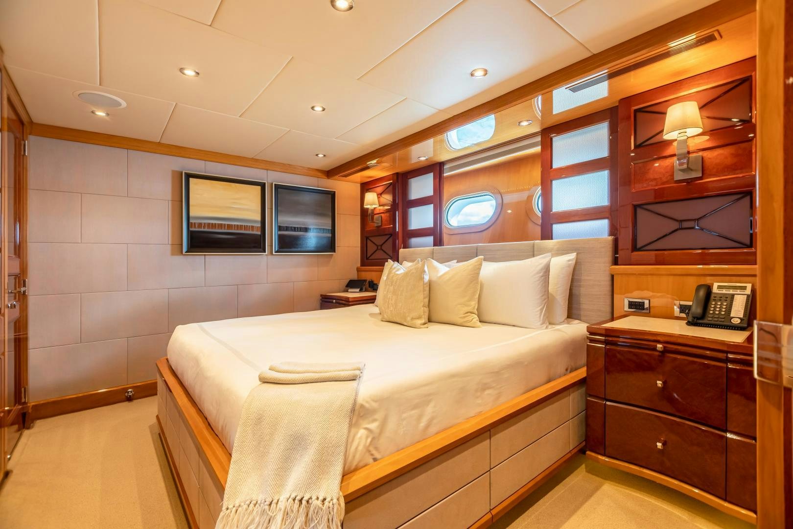 a hotel room with a bed aboard IMPROMPTU Yacht for Sale