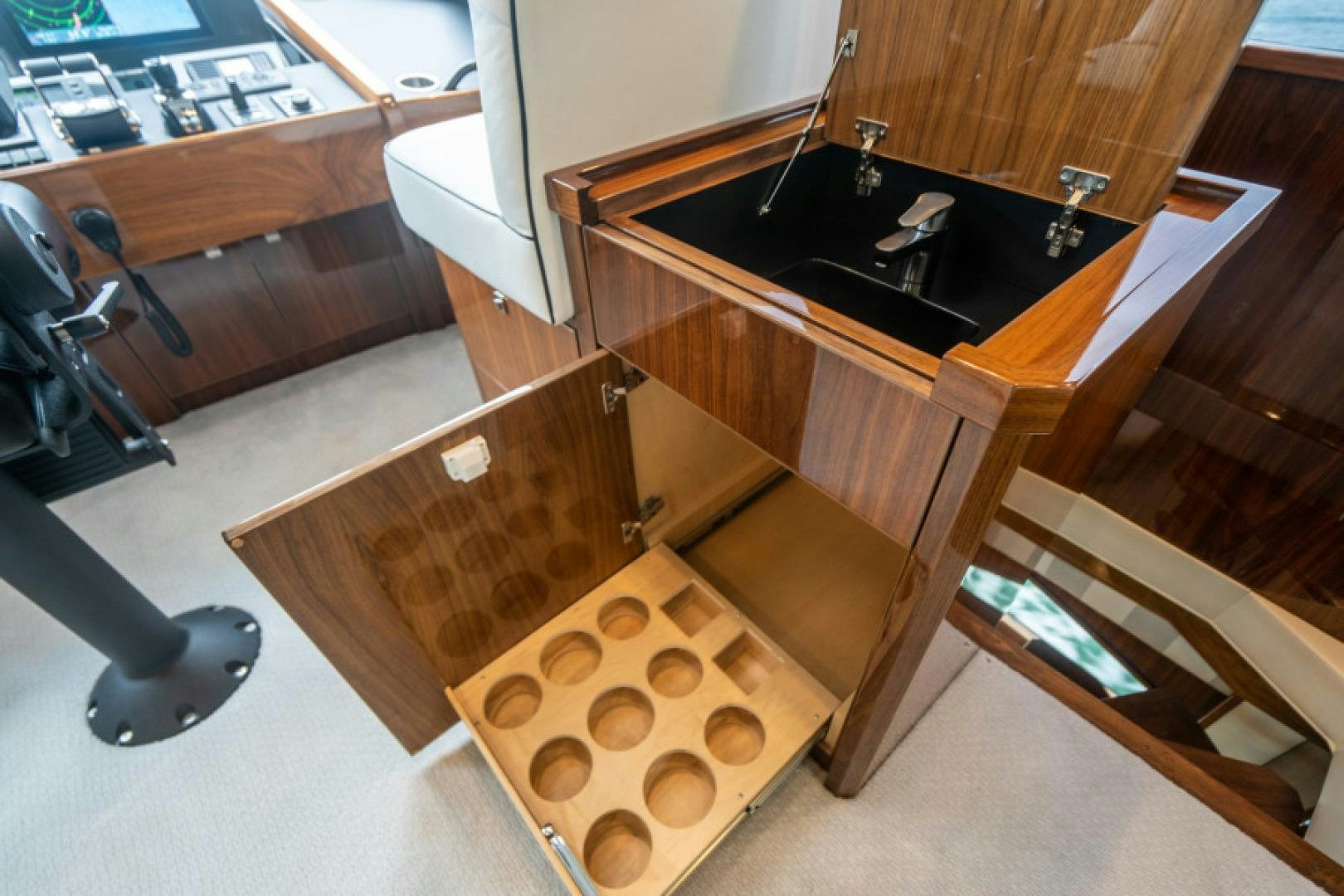 a bathroom with a tub sink and a rug aboard TIKI BAR Yacht for Sale
