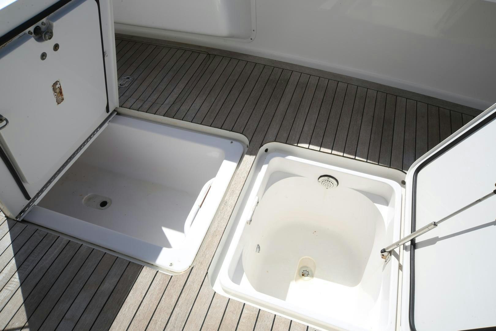 a sink and a washing machine aboard LUCILLE Yacht for Sale