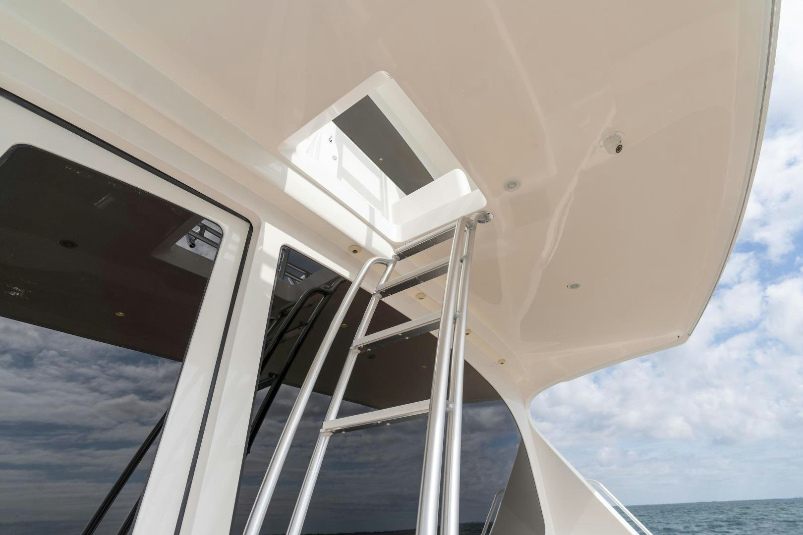 a white tower on a boat aboard MER SEA SAKES Yacht for Sale