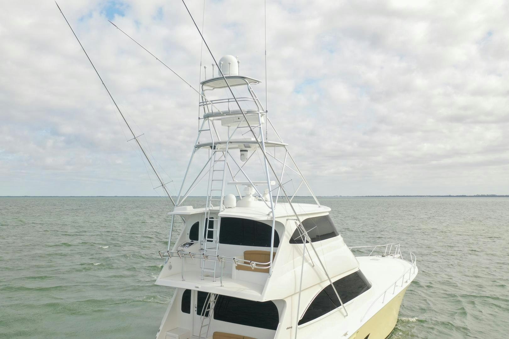 a white boat in the water aboard MER SEA SAKES Yacht for Sale