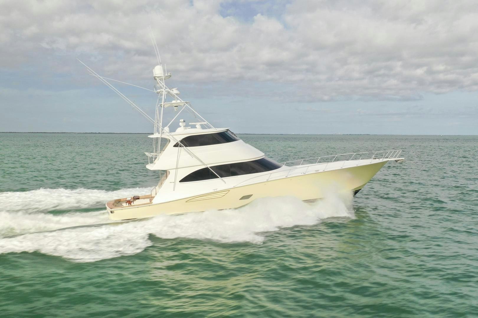 a white boat in the ocean aboard MER SEA SAKES Yacht for Sale