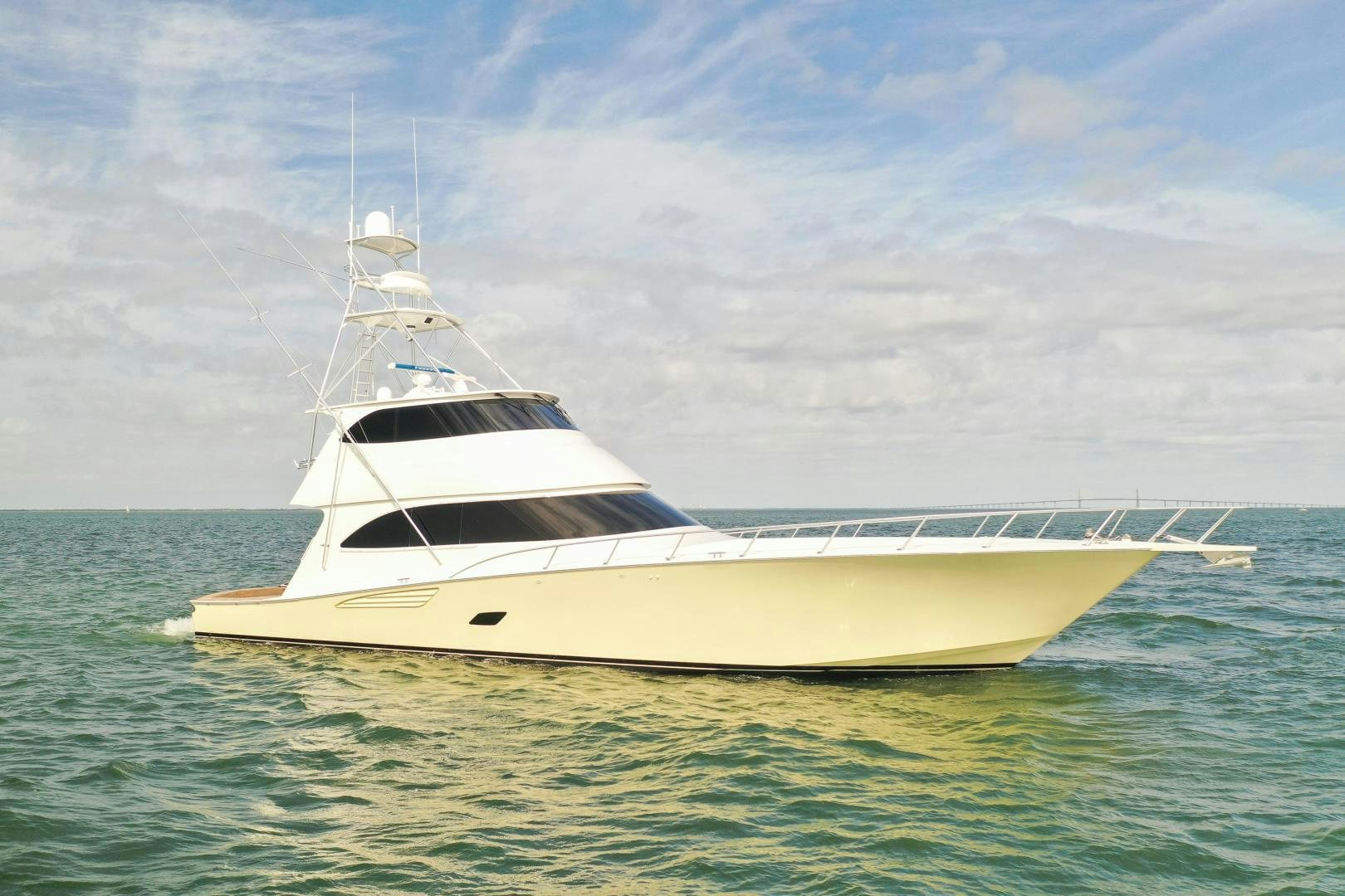 a white boat in the water aboard MER SEA SAKES Yacht for Sale