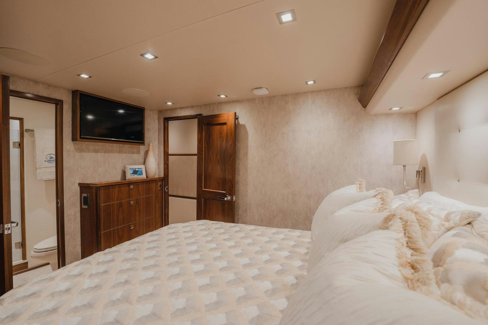 a hotel room with a bed aboard AUSPICIOUS Yacht for Sale
