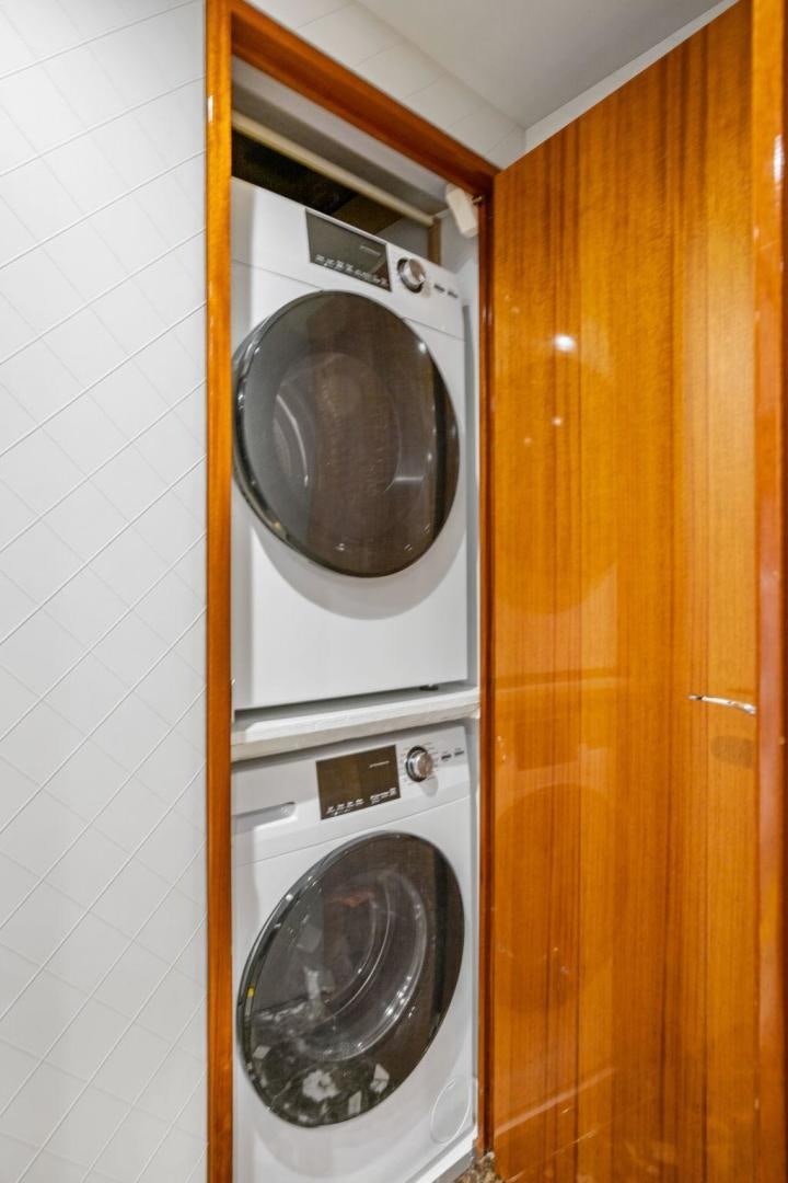 a washer in a closet aboard FLYNN'S FOLLY III Yacht for Sale