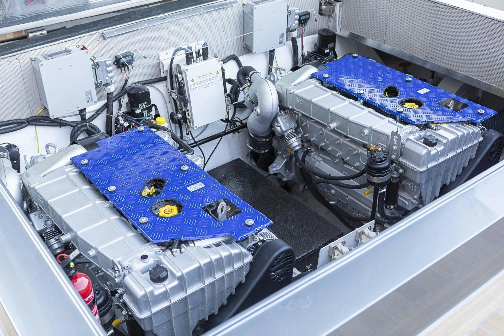 a machine with a blue cover aboard CANTIERI DI PISA TENDER 50 Yacht for Sale