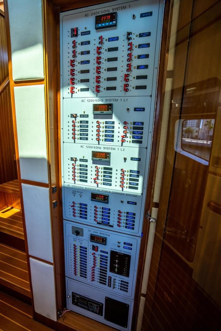 a large white machine aboard AMERICAN HONEY Yacht for Sale