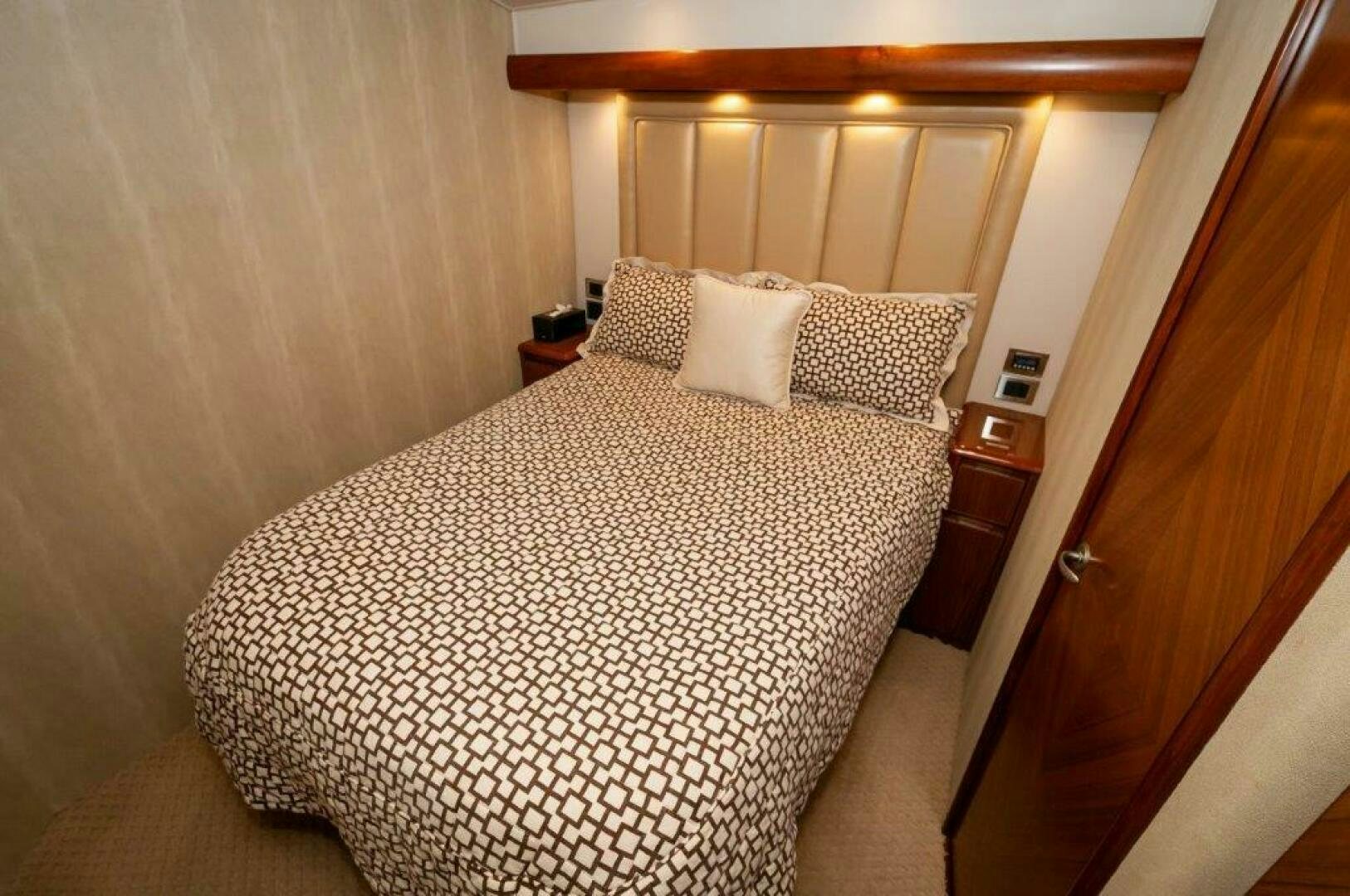 a bed with white sheets aboard BAREFOOT DRIVE Yacht for Sale