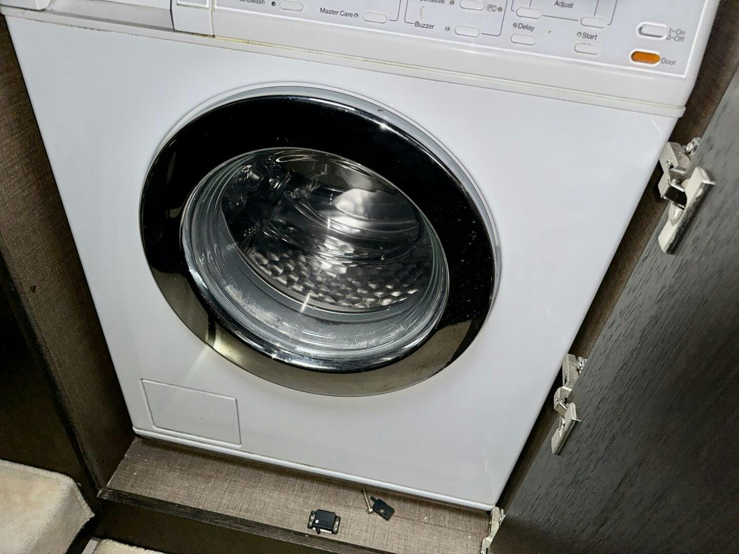 a washing machine with a glass door aboard HOME WRECKER Yacht for Sale