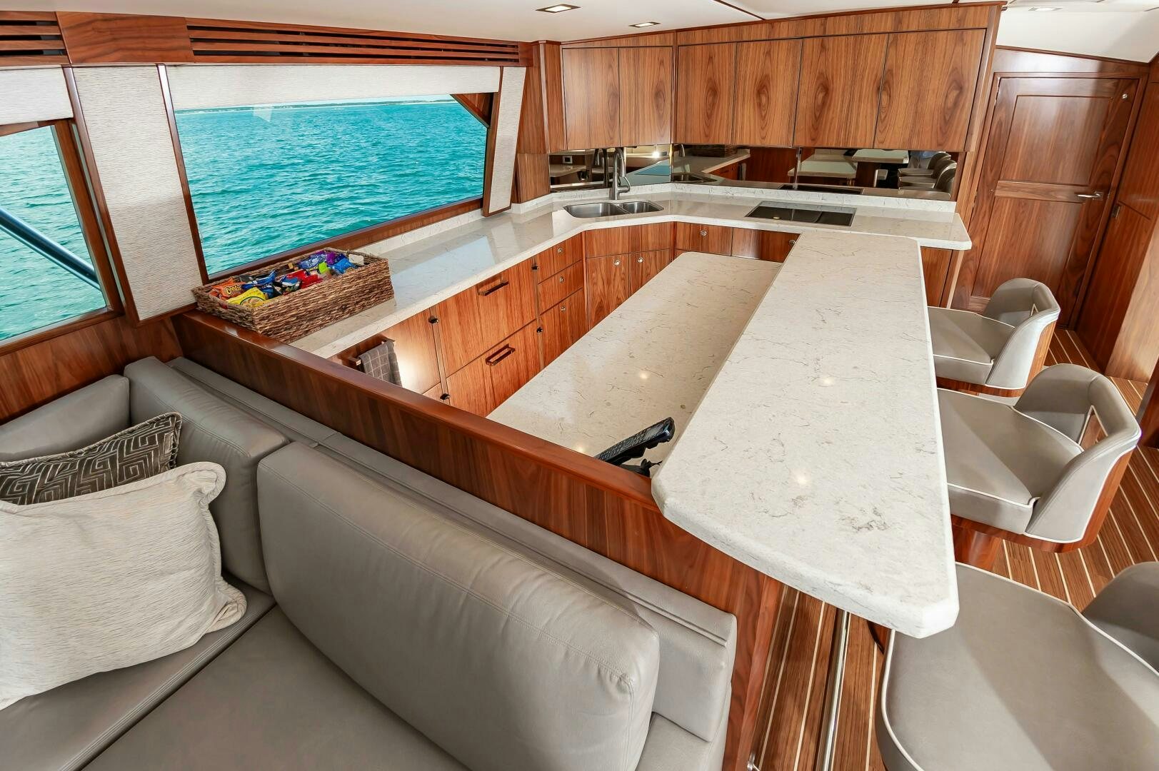 a large bathroom with a tub aboard KNOT DONE YET Yacht for Sale