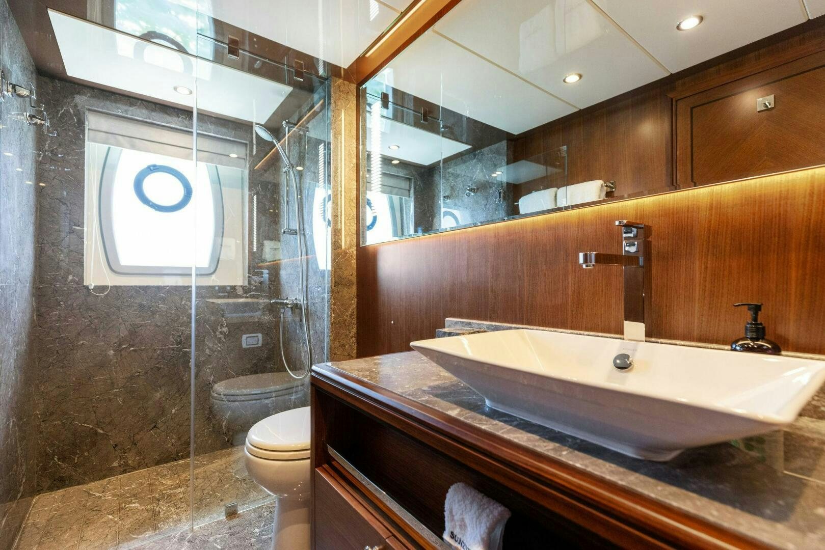 a bathroom with a large tub aboard SUNZSET Yacht for Sale
