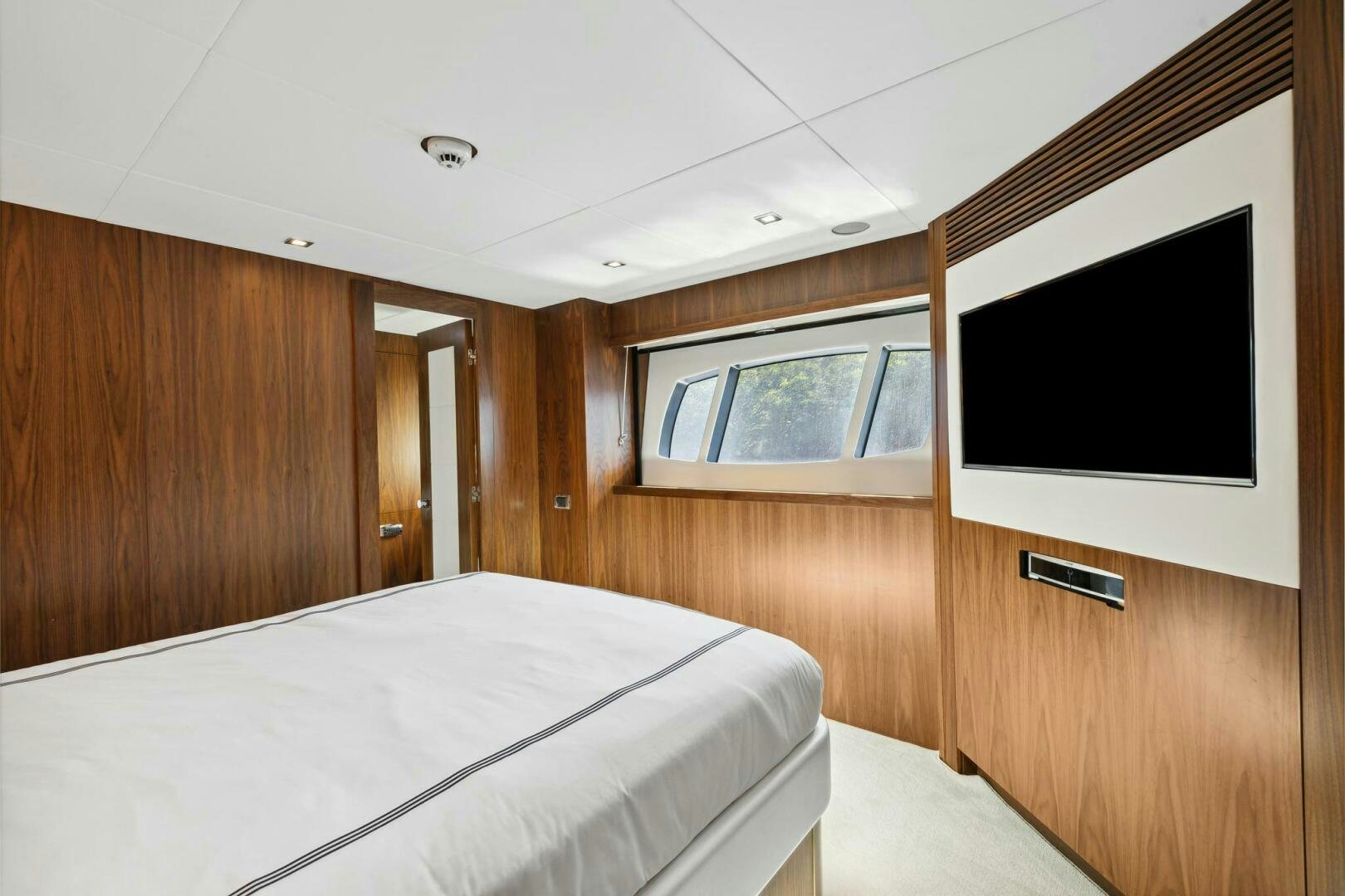 a room with a television and a bed aboard SEAHORSE Yacht for Sale