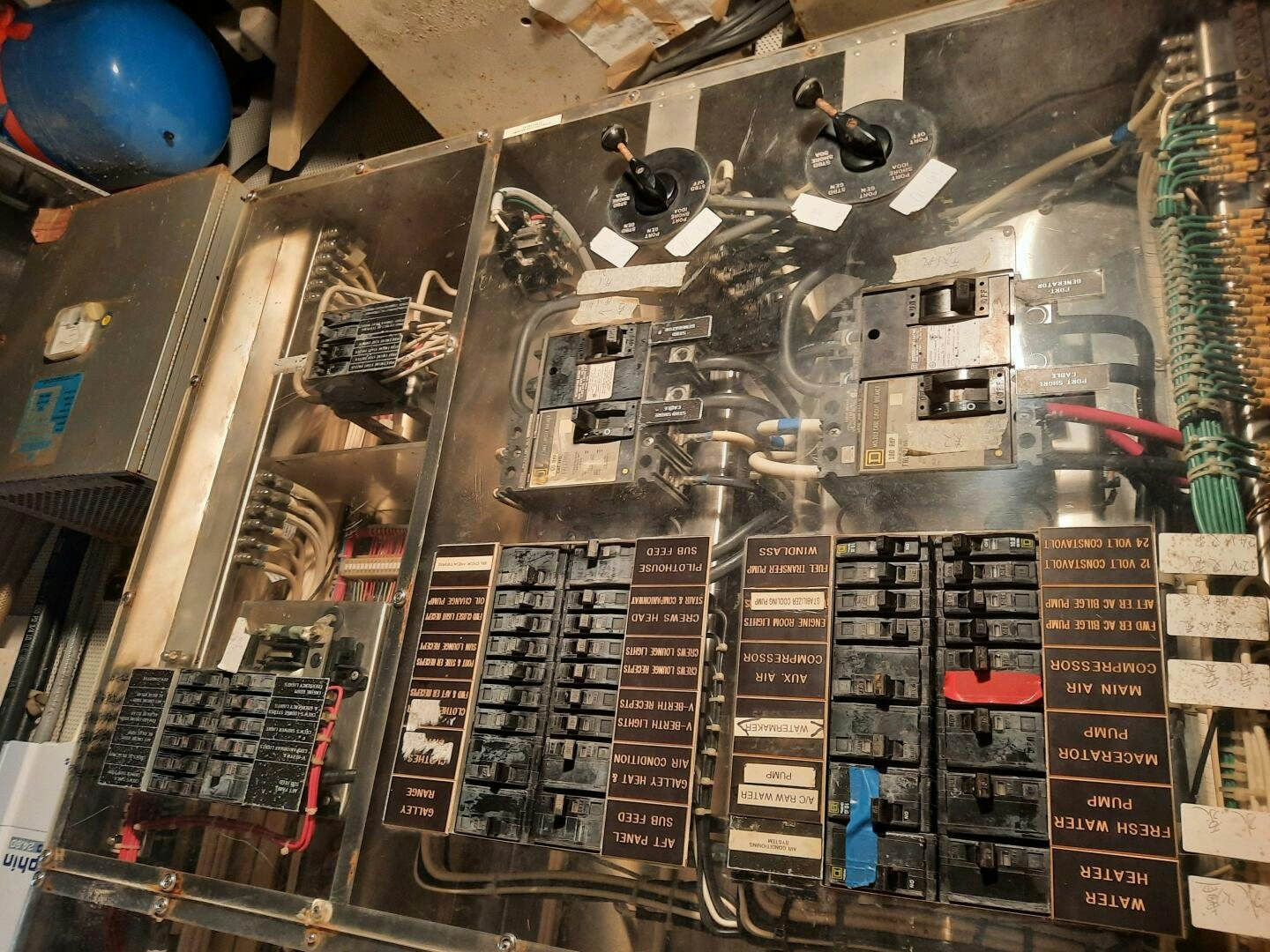 a computer motherboard with a motherboard aboard URBAN LEGEND Yacht for Sale