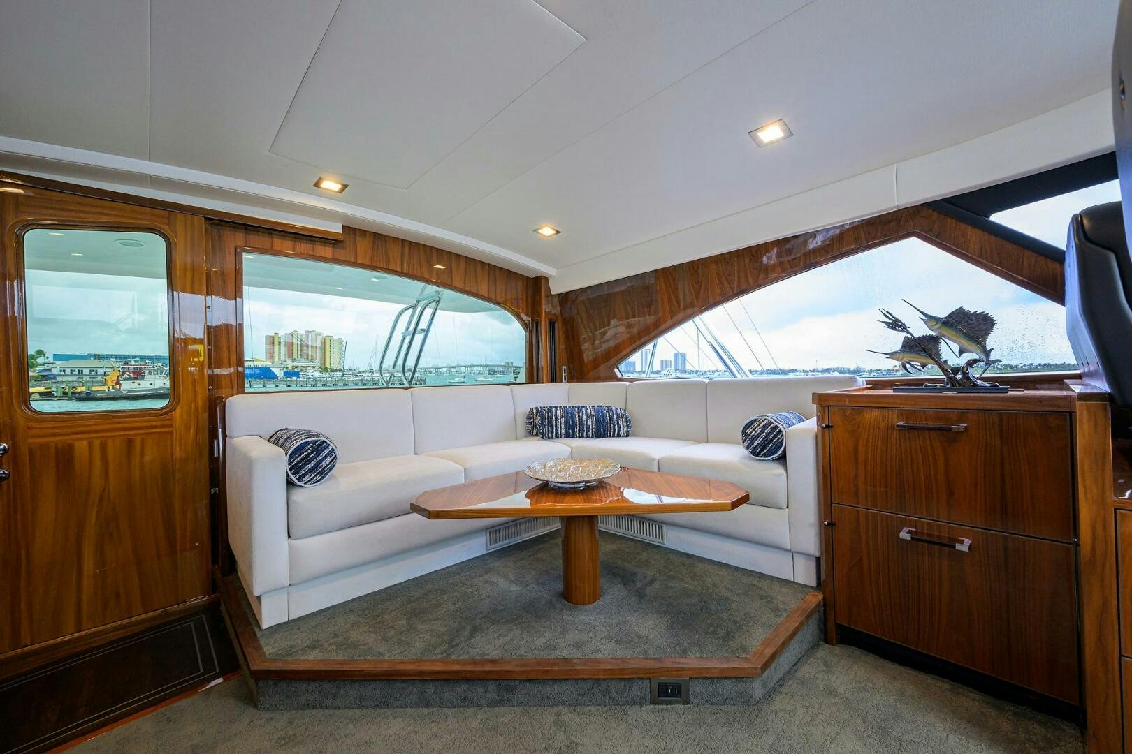 a living room with a couch and a table aboard FOR PETE'S SAKE Yacht for Sale
