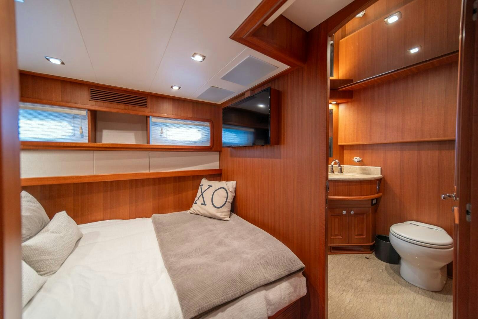 a bed and a sink in a room aboard ABRI SUR LA MER Yacht for Sale