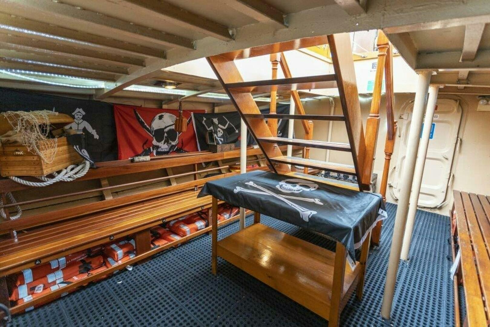 a bunk bed in a tent aboard LA FANTASTICA Yacht for Sale