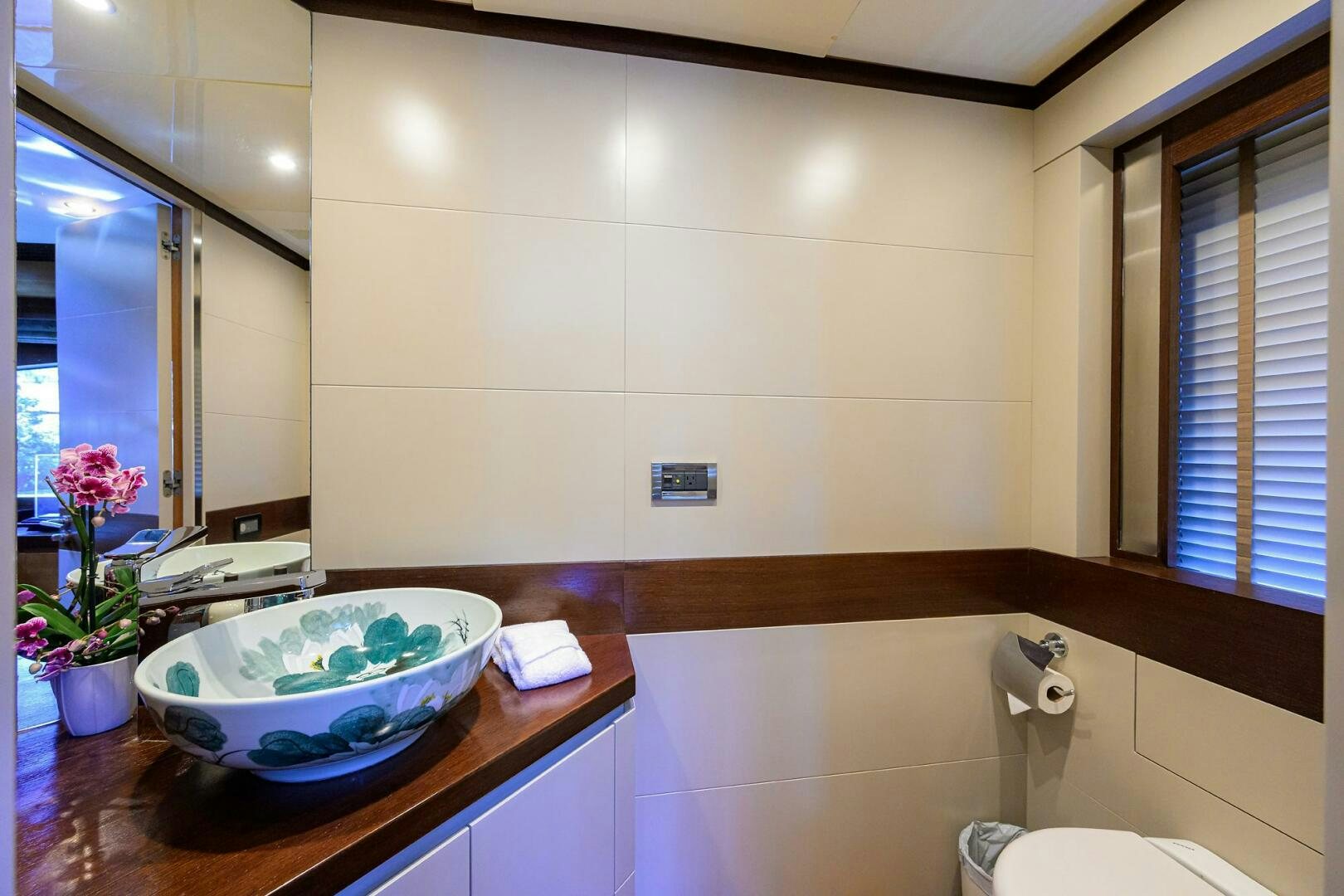 a bathroom with a bowl of water aboard KIMBERLIE Yacht for Sale