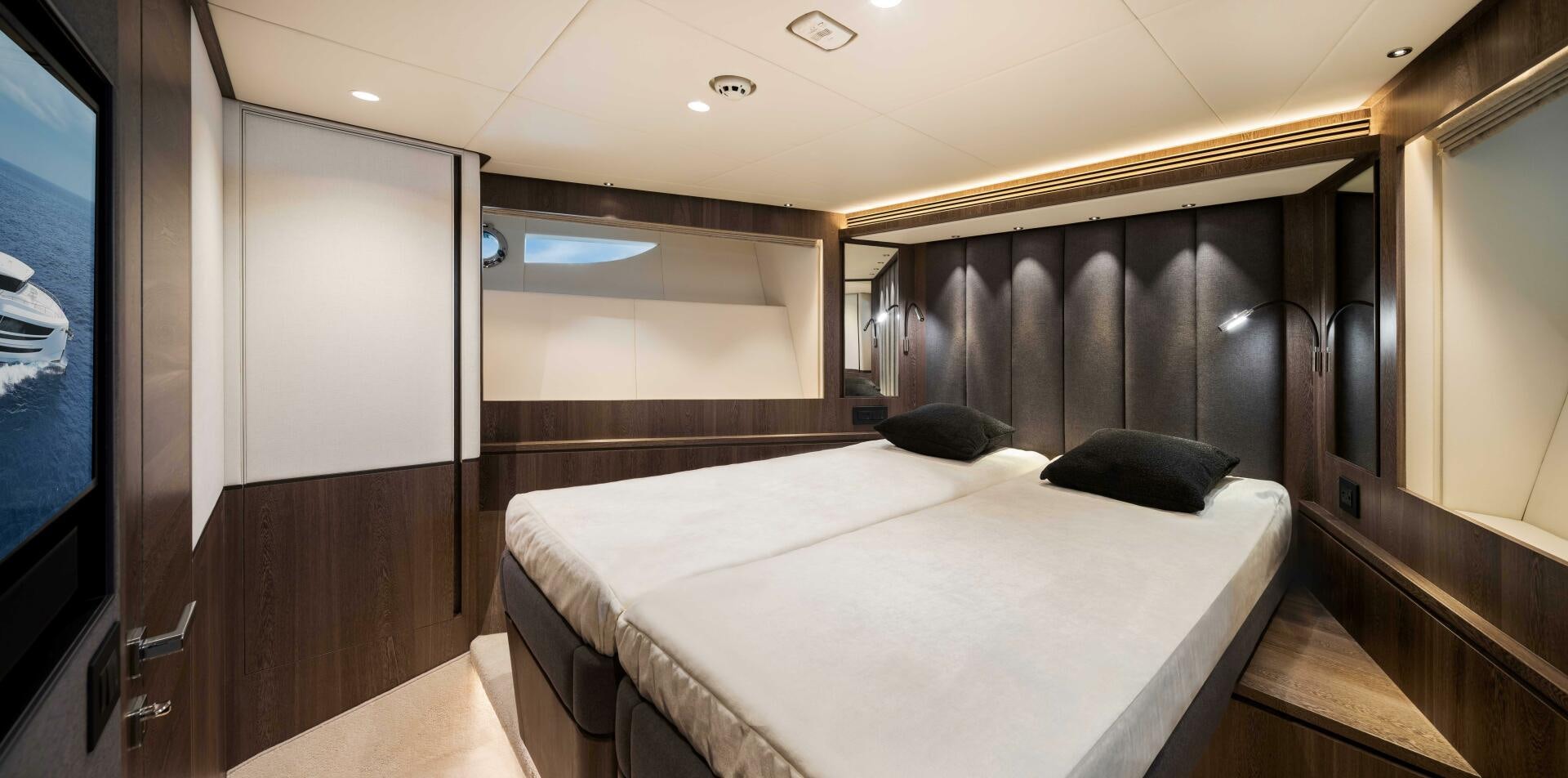 a room with a bed and a tv aboard FD80-614 Yacht for Sale
