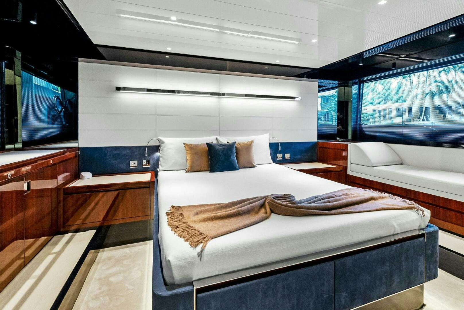 a room with a bed and a tv aboard KNOT NORMAL Yacht for Sale