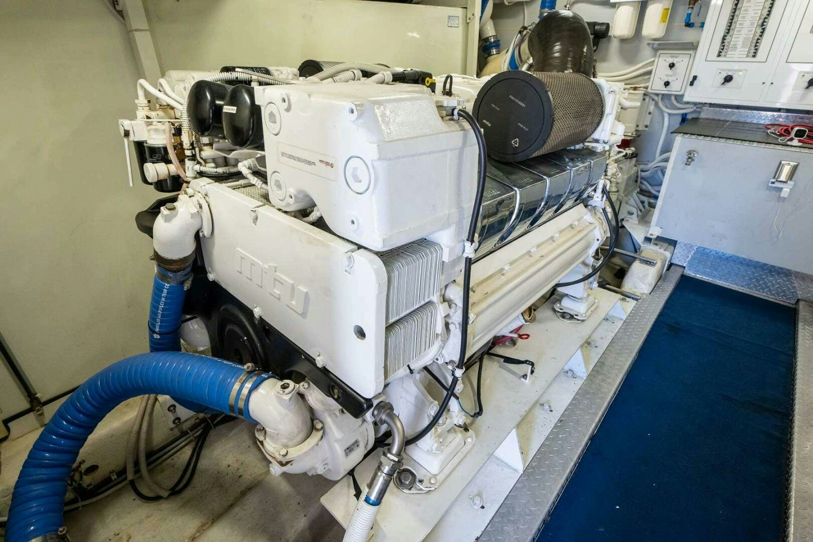 a machine with a blue floor aboard NAVETTE Yacht for Sale