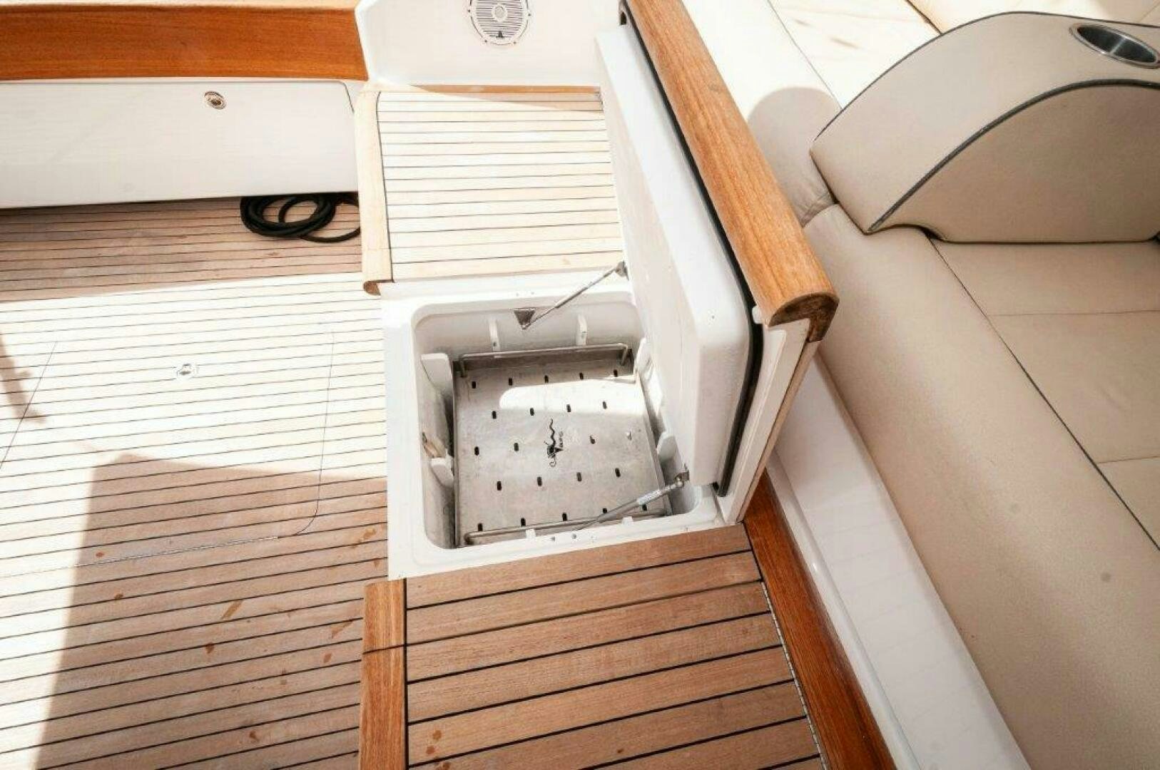 a wood box with a hole in it aboard GUNNSLINGER Yacht for Sale