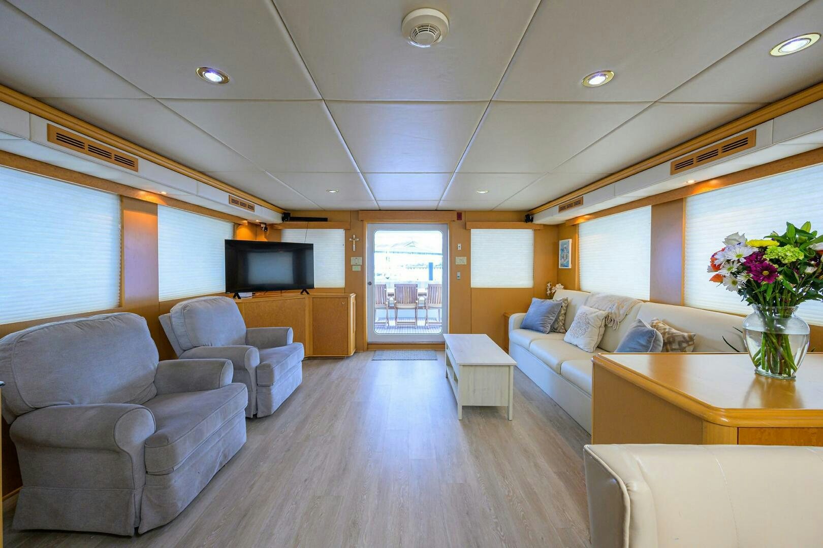 a living room with a wood floor aboard BUSINESS TRIP 2 Yacht for Sale