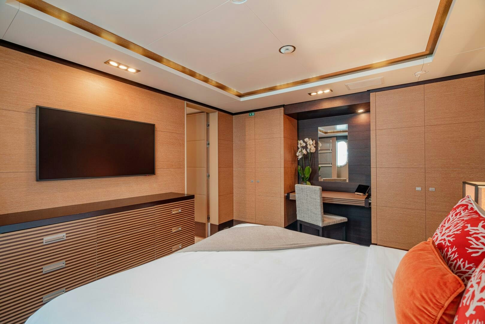 a hotel room with a tv aboard JUSTA DELIA Yacht for Sale