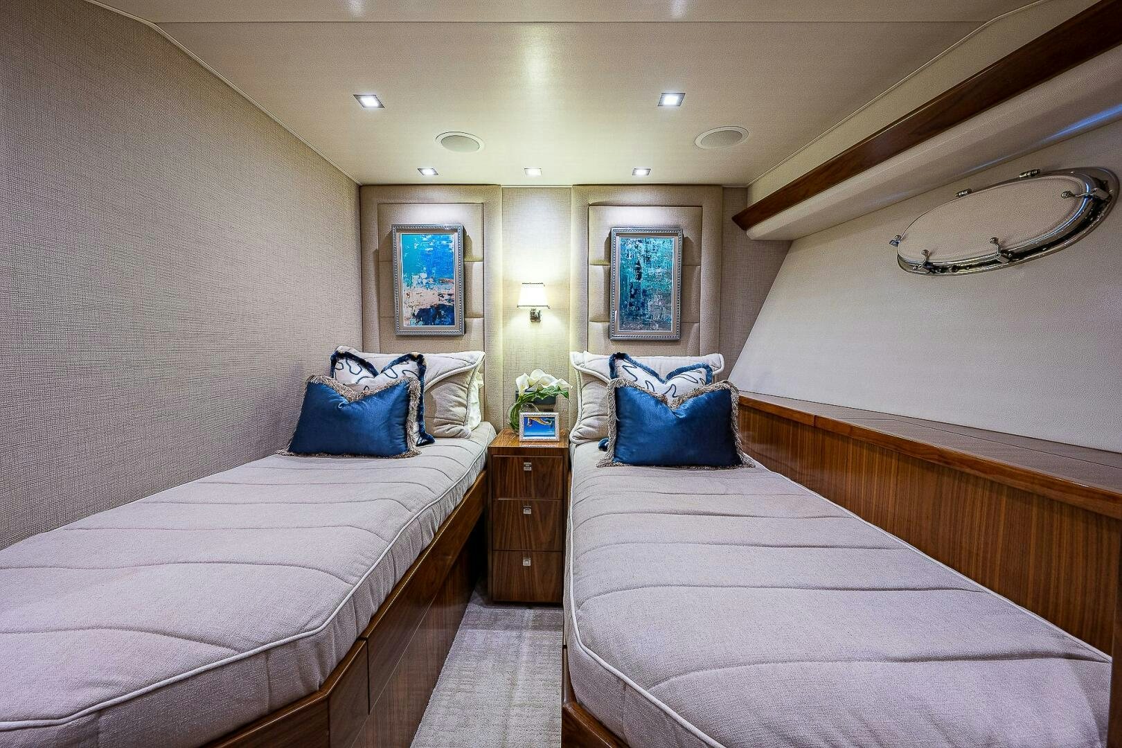 a couple of beds in a hotel room aboard 75 TRADE Yacht for Sale