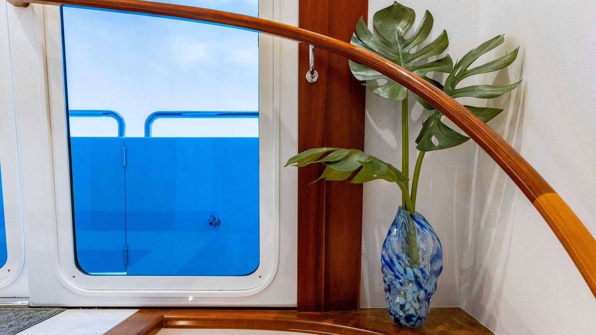 a vase with flowers aboard NO SHORTCUTS Yacht for Sale