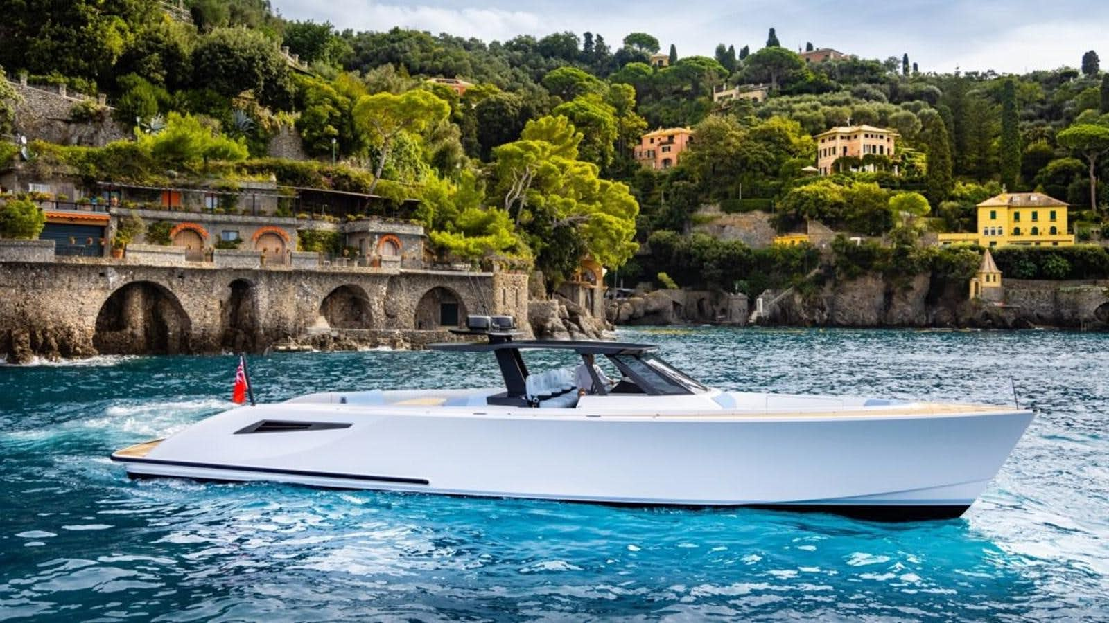 a boat in the water aboard CHE SARA SARA Yacht for Sale