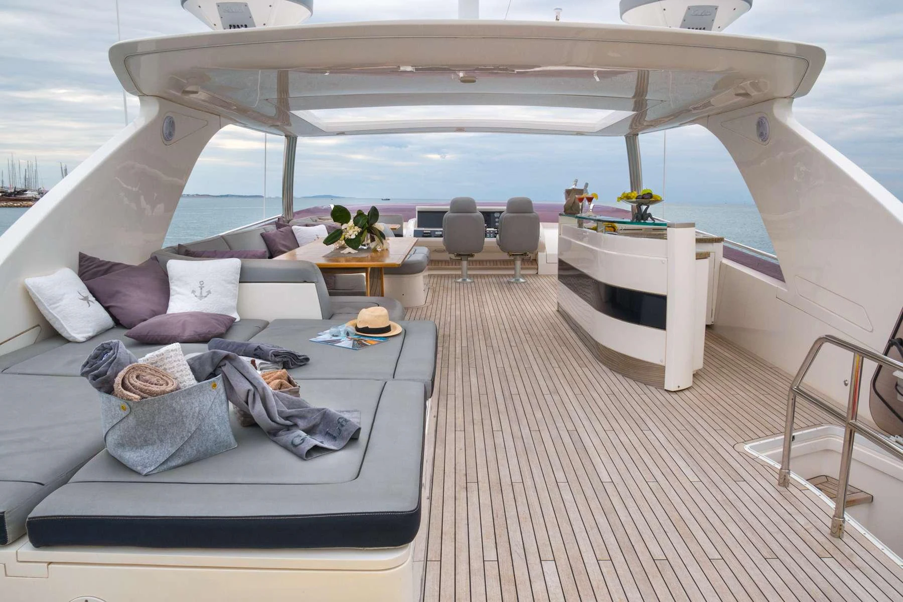 4 LIFE yacht charter 4