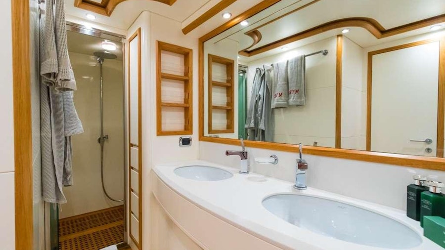 Riviera Yacht Riviera Yacht