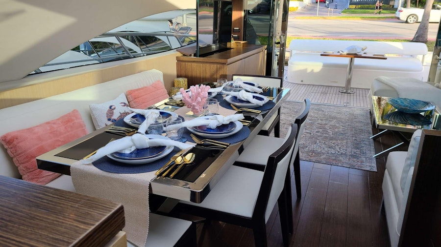 SHOWBOAT Yacht SHOWBOAT Yacht