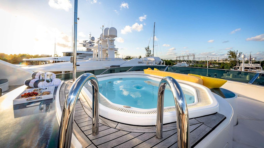 POUR ANOTHER Yacht POUR ANOTHER Yacht
