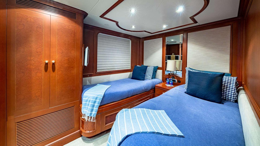 POUR ANOTHER Yacht POUR ANOTHER Yacht