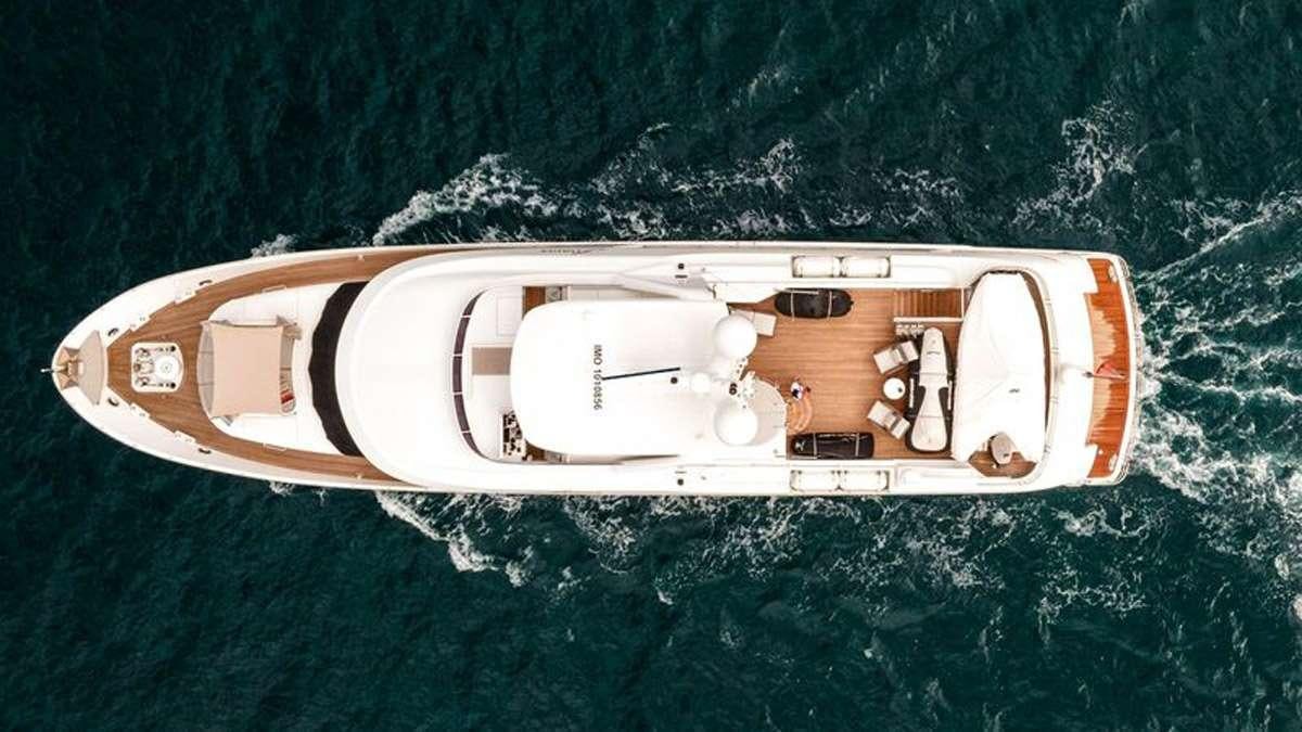 a space ship in the water aboard HEERLIJCKHEID Yacht for Charter